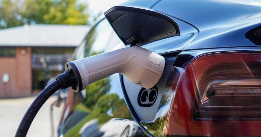 Saugumo ir patikimumo aspektai elektromobilių įkrovimo stotelių įrengime: Kokias priemones reikia įgyvendinti?
