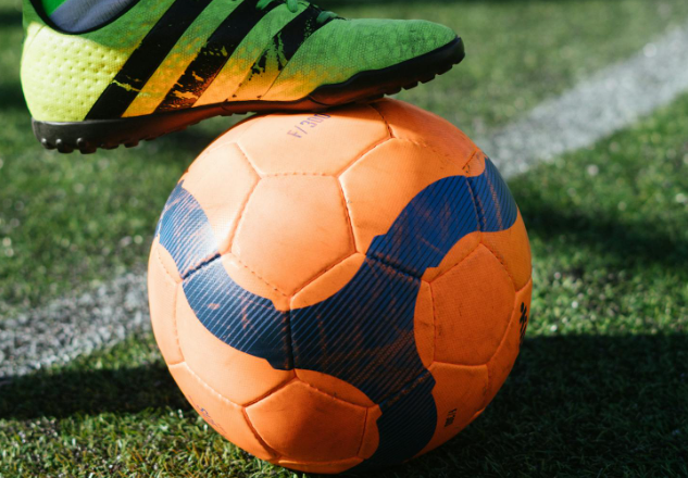 Futbolas ir pinigai: ar milijardiniai kontraktai griauna sporto dvasią?